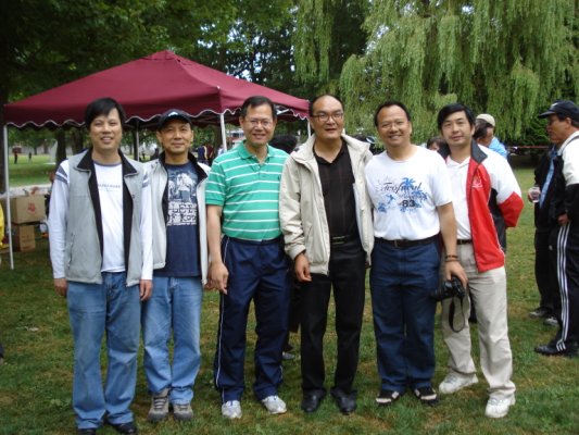 左至右：阿夏，阿辉，李灿明（BC省亚太事务秘书,省议员），阿文，阿敏和富民会长