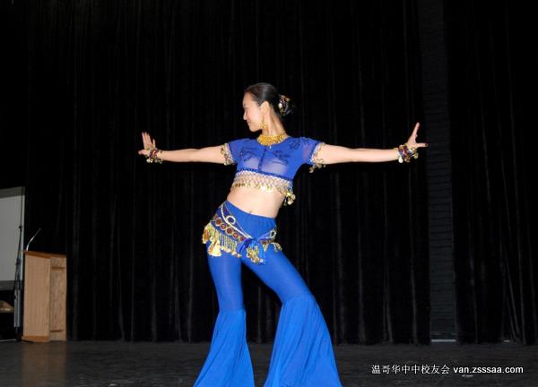 杨楠领事表演舞蹈