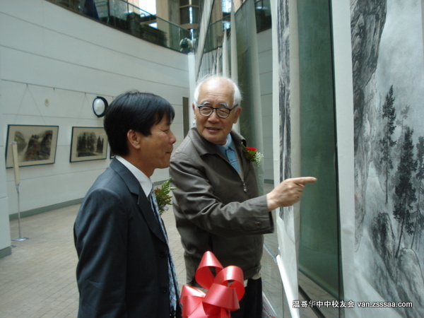 郭绍钢教授和林再圆先生讨论画作。