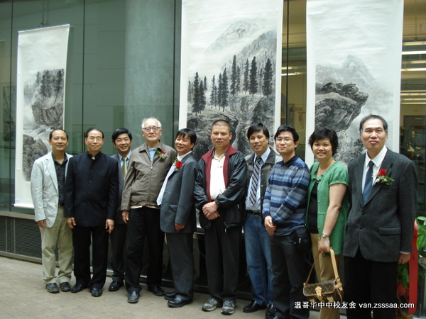 中中校友和林再圆先生、郭绍钢教授（左四）合影。