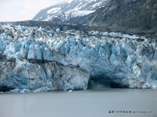 冰川洞有瀑布