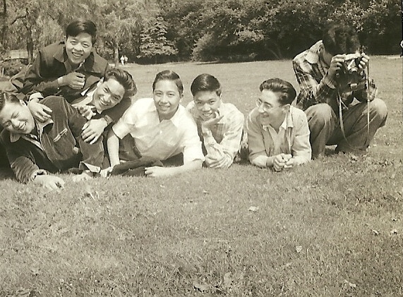前左起: 黄燧秋,鄭忠勵, Stephen, 及John (意裔-- 說笑入了中國籍)等.